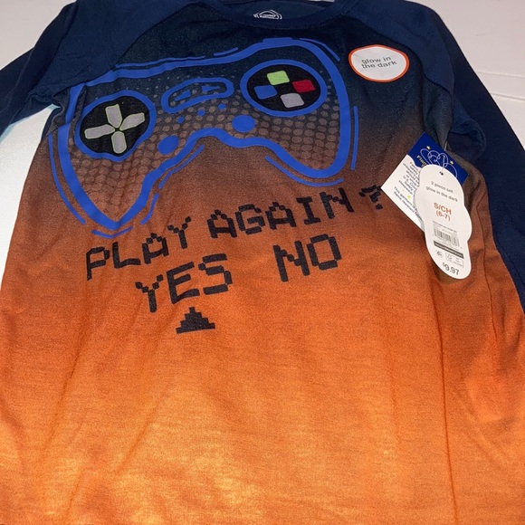 2 sets of pajamas - Picture 2 of 7